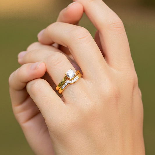 Mano de modelo usando un anillo con pisargolla en oro amarillo de 18 quilates con cristales de Joyería Caracas. 