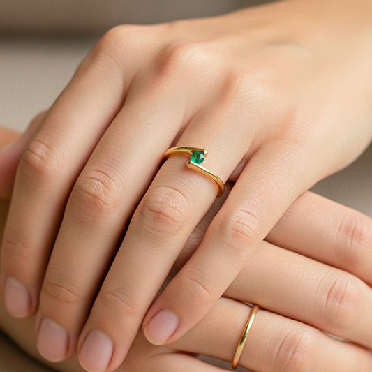 Mano de modelo usando un anillo en oro amarillo de 18 quilates con Esmeralda de Joyería Caracas.