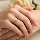 Mano de mujer usando un anillo sin fin en oro amarillo de 18 quilates con Diamantes alrededor de color blanco de Joyería Caracas. 
