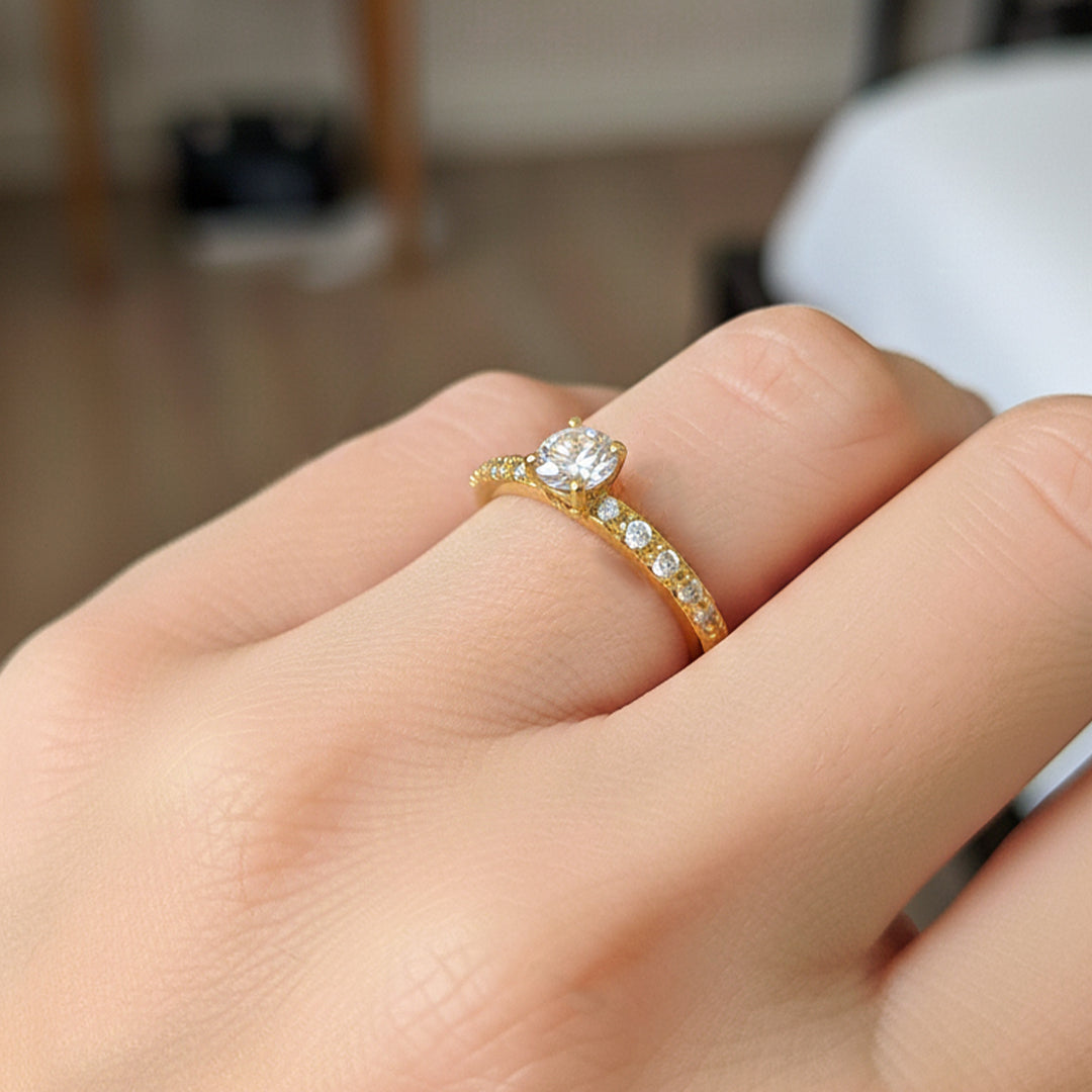 Mano de modelo usando un anillo en oro amarillo de 18 quilates con cristales de Joyería Caracas. 