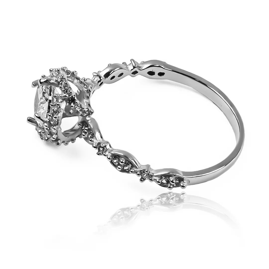 Anillo de compromiso entrelazado de Joyería Caracas con un hermoso diseño en oro 18k. Con certificado de calidad y garantía para toda la vida.