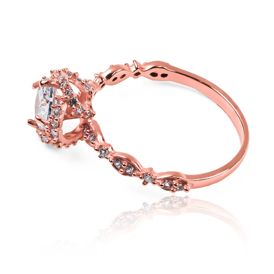 Anillo de compromiso entrelazado de Joyería Caracas con un hermoso diseño en oro 18k. Con certificado de calidad y garantía para toda la vida.