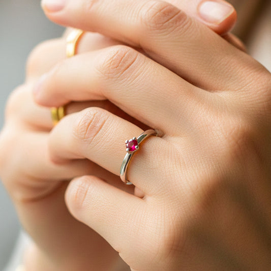 Mano de modelo usando un anillo en oro blanco de 18 quilates con Rubí de Joyería Caracas. 