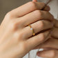 Mano de modelo usando un anillo solitario con diseño de onda y cristal en el centro de Joyería Caracas. 