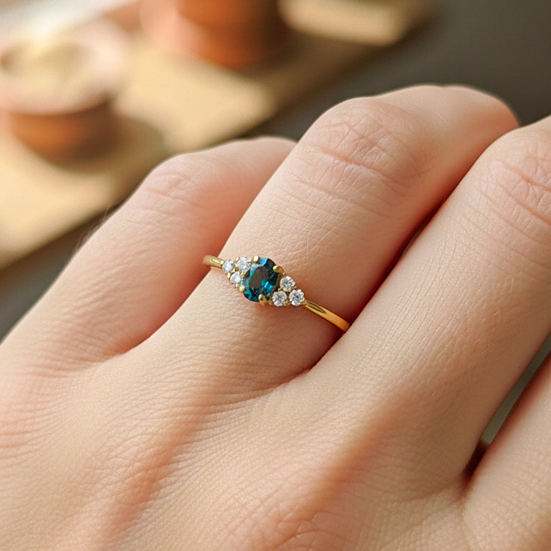 Mano de modelo usando un anillo en oro amarillo de 18 quilates con Zafiro y cristales de Joyería Caracas. 
