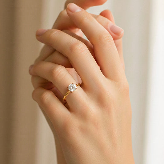 Mano de modelo usando un anillo en oro amarillo de 18 quilates con cristal de Joyería Caracas.