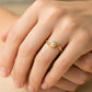 Mano de modelo usando un anillo en oro amarillo de 18 quilates con cristal de Joyería Caracas. 