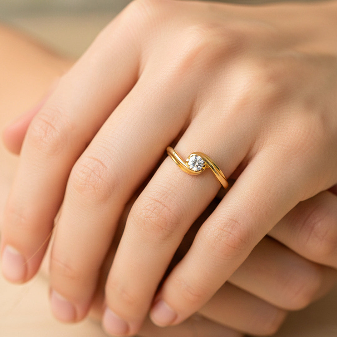 Mano de modelo usando un anillo en oro amarillo de 18 quilates con cristal de Joyería Caracas. 