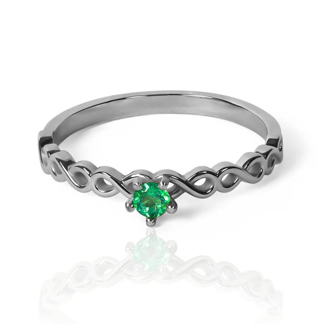 Anillo lazos Infinitos es una joya exclusiva de oro 18k de la Joyería Caracas. Su elegante diseño y garantía de durabilidad por toda la vida.