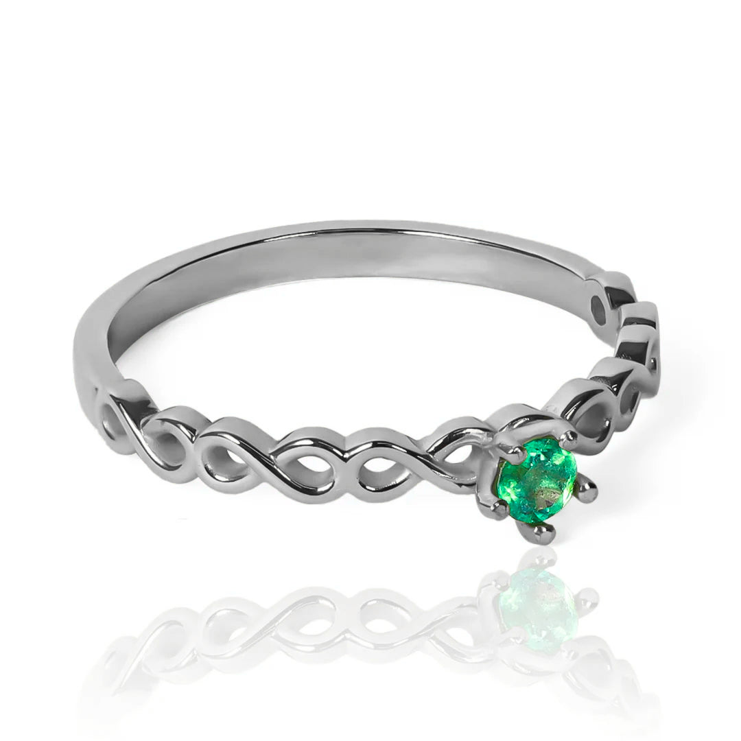 Anillo lazos Infinitos es una joya exclusiva de oro 18k de la Joyería Caracas. Su elegante diseño y garantía de durabilidad por toda la vida.