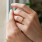 Mano de modelo usando un anillo en oro amarillo de 18 quilates solitario con cristal de Joyería Caracas. 