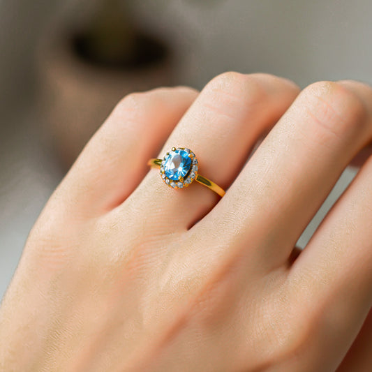 Mano de modelo usando un anillo en oro amarillo de 18 quilates con Topacio en el centro y Diamantes alrededor de Joyería Caracas. 