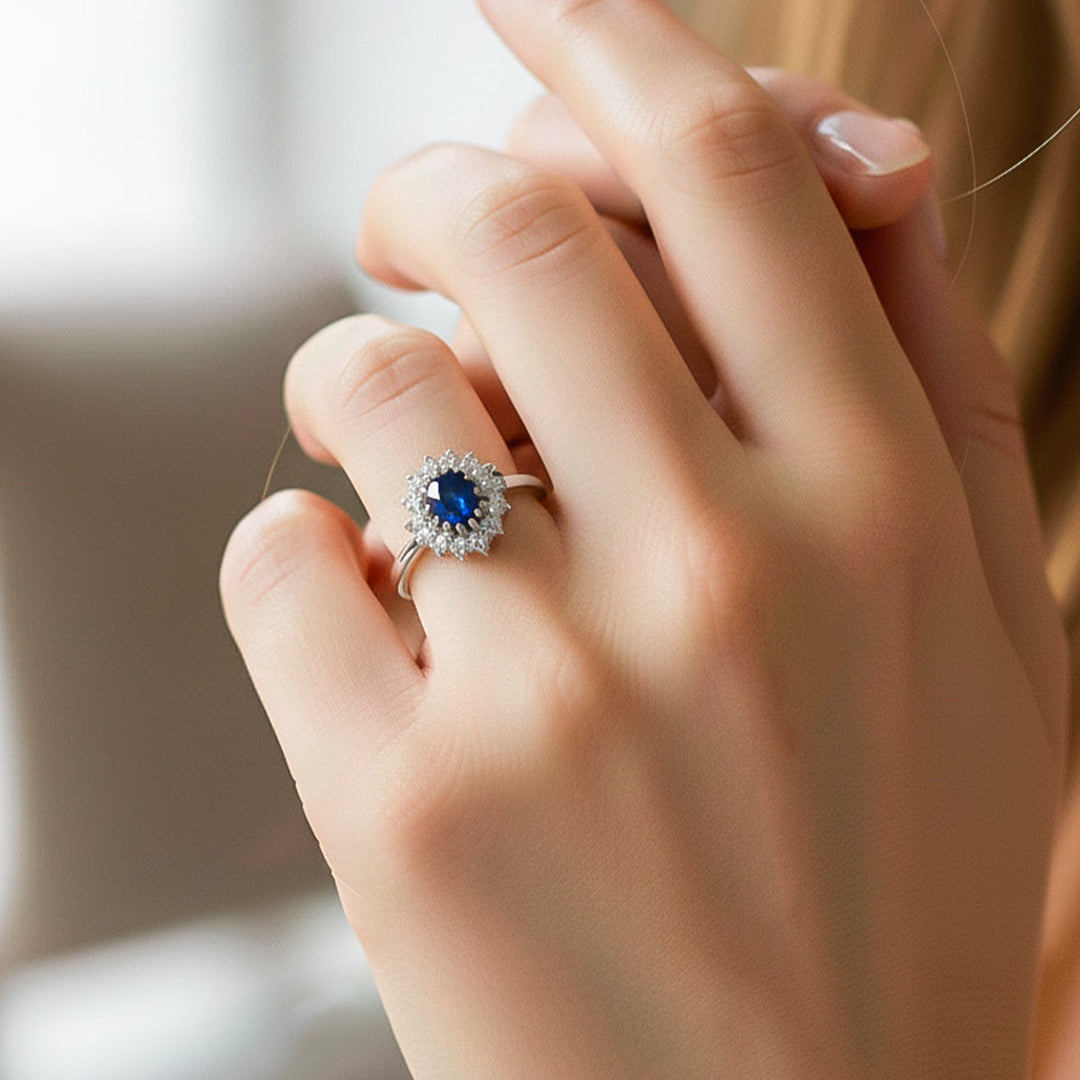 Mano de modelo usando un anillo Lady en oro blanco de 18 quilates con Zafiro y Diamantes de Joyería Caracas. 