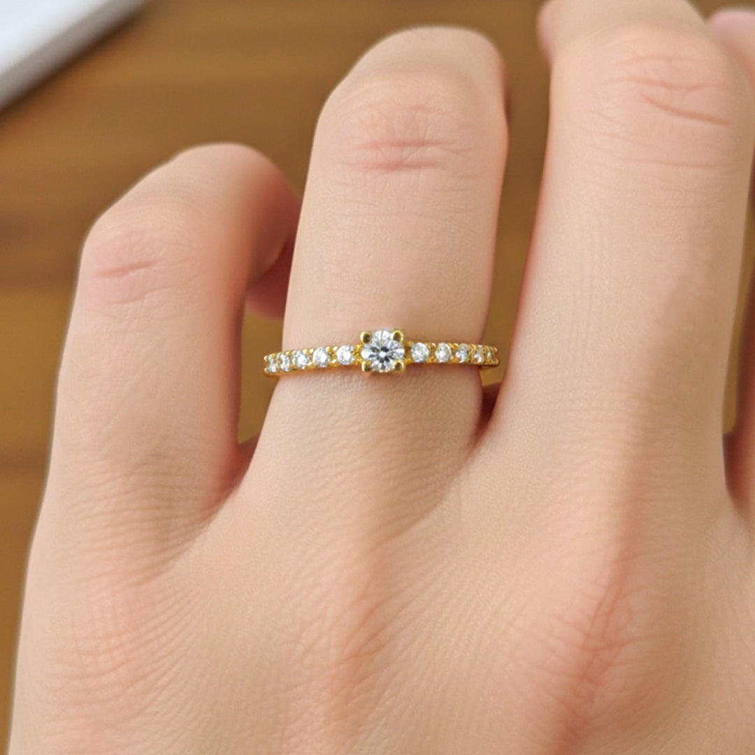 Mano de modelo usando un anillo en oro amarillo de 18 quilates con cristales de Joyería Caracas. 