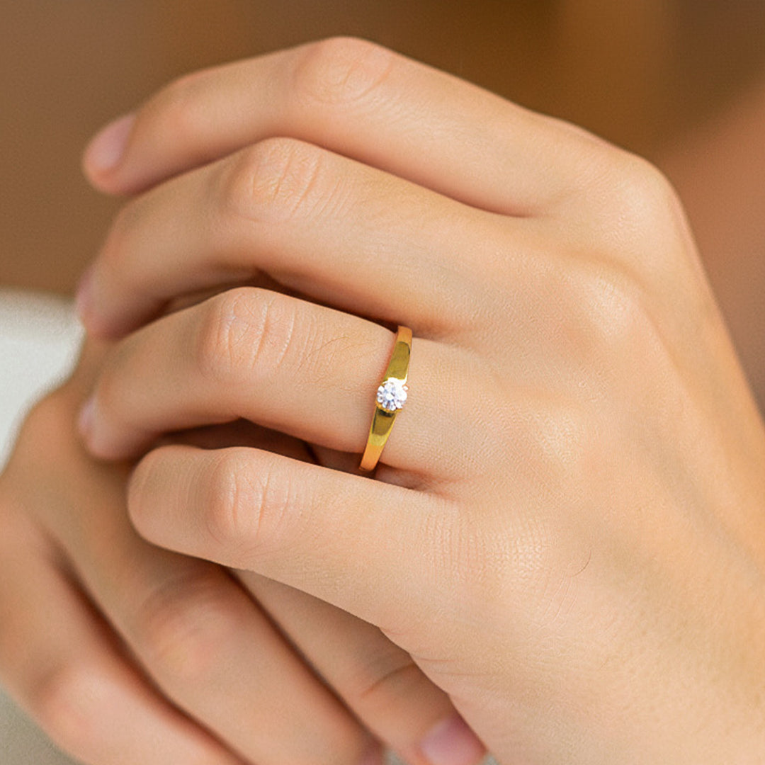 Mano de modelo usando un anillo en oro amarillo de 18 quilates con cristal en el centro de Joyería Caracas. 