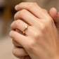 Mano de modelo usando un anillo en oro amarillo de 18 quilates con cristal de Joyería Caracas. 