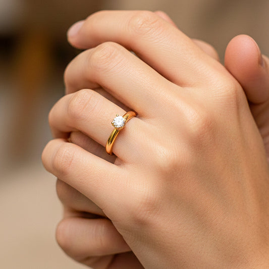 Mano de modelo usando un anillo en oro amarillo de 18 quilates con cristal de Joyería Caracas. 