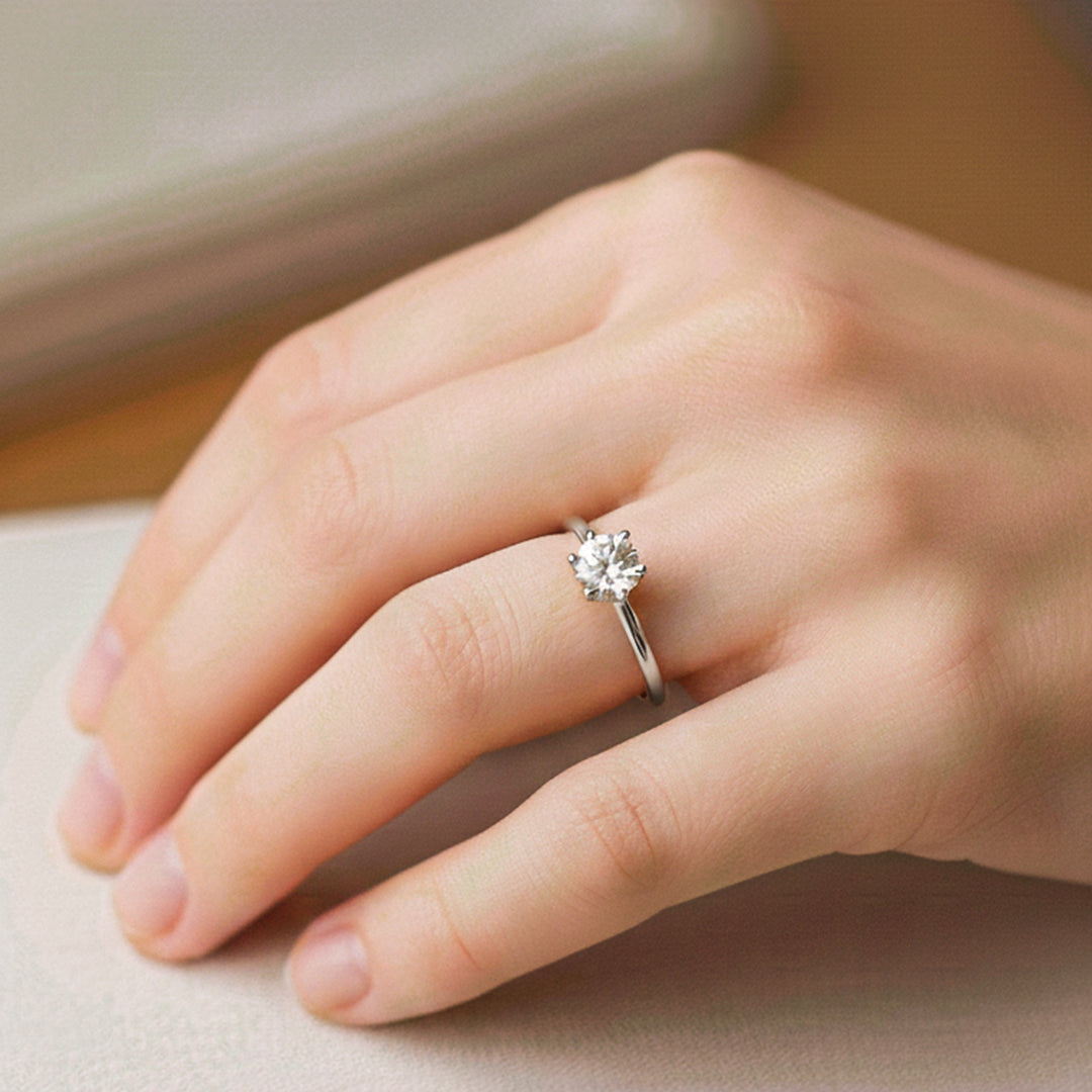 Mano de modelo usando un anillo en oro blanco de 18 quilates con Moissanite de Joyería Caracas. 
