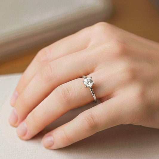 Mano de modelo usando un anillo en oro blanco de 18 quilates con Moissanite de Joyería Caracas. 