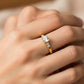 Mano de modelo usando un anillo en oro amarillo de 18 quilates con cristales de Joyería Caracas. 