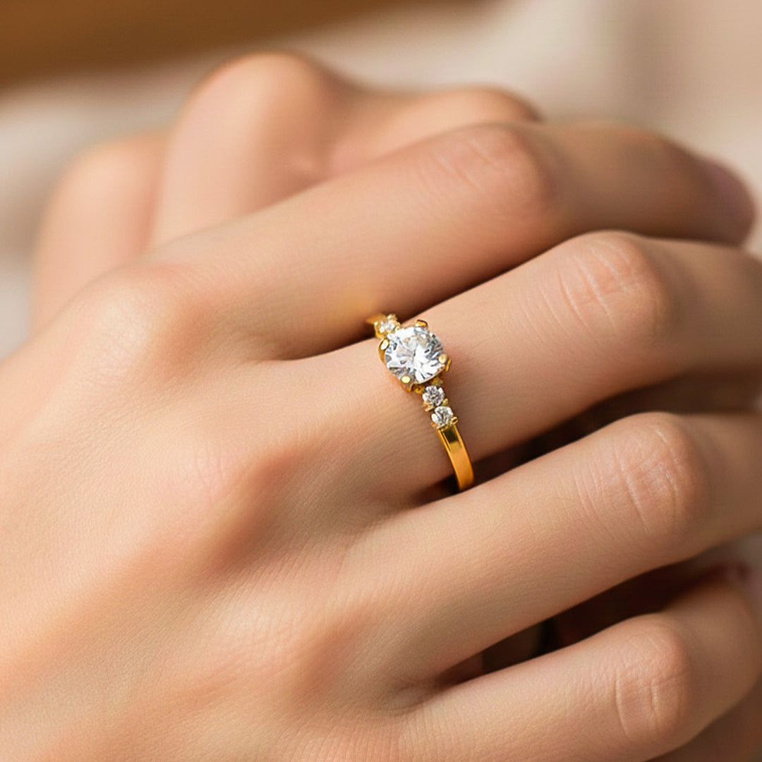 Mano de modelo usando un anillo en oro amarillo de 18 quilates con cristales de Joyería Caracas. 