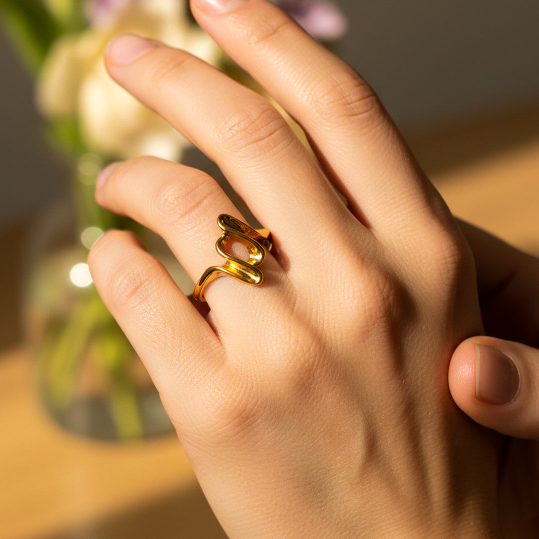 Mano de mujer usando un anillo en oro amarillo de 18 quilates de Joyería Caracas. 