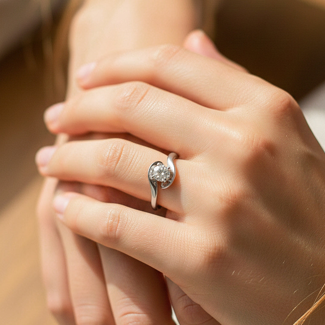 Mano de modelo usando un anillo con forma de pétalo en oro blanco de 18 quilates con Diamante de Joyería Caracas. 