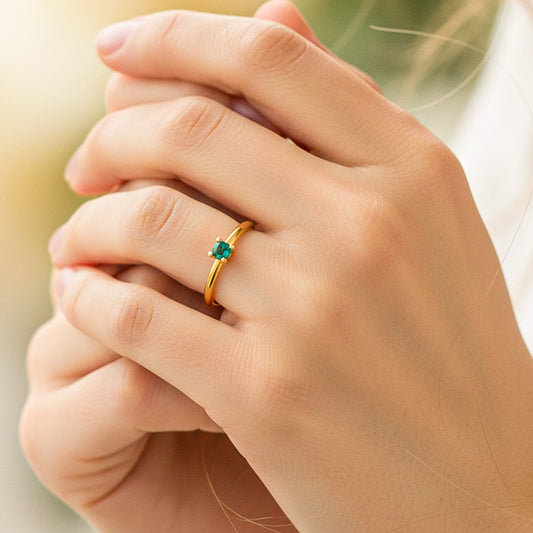 Mano de modelo usando un anillo en oro amarillo de 18 quilates con Esmeralda de Joyería Caracas. 