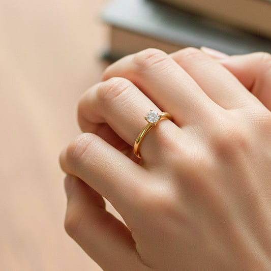 Mano de modelo usando un anillo en oro amarillo de 18 quilates con cristal de Joyería Caracas. 