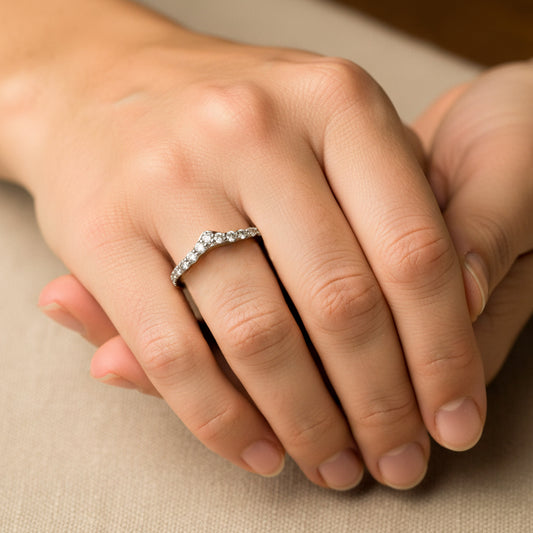 Mano de mujer usando un anillo pisargolla en oro blanco de 18 quilates con Diamantes de color blanco de Joyería Caracas. 