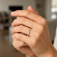 Mano de mujer usando un anillo con forma en la punta en oro amarillo de 18 quilates y Diamantes alrededor de color blanco de Joyería Caracas. 