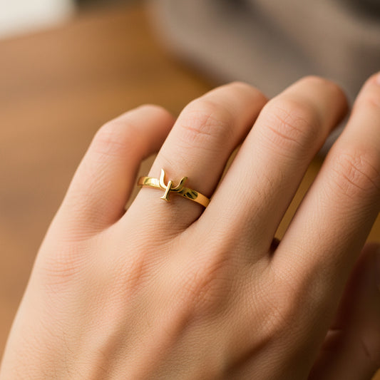 Mano de mujer usando un anillo con el símbolo en el centro de Psicología en oro amarillo de 18 quilates de Joyería Caracas. 