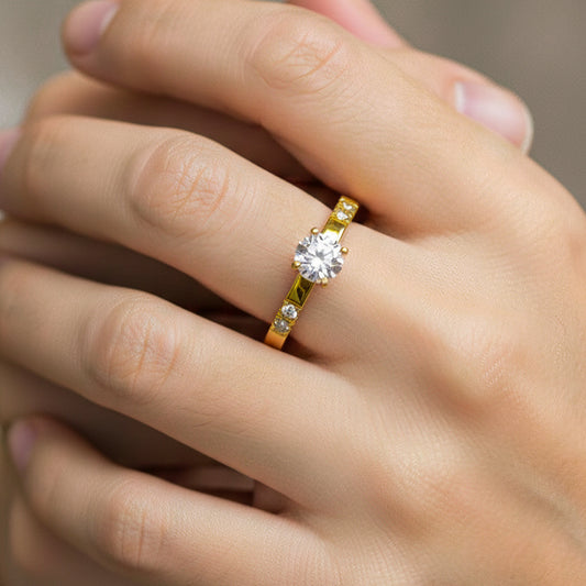 Mano de modelo usando un anillo en oro amarillo de 18 quilates con Diamantes de Joyería Caracas. 