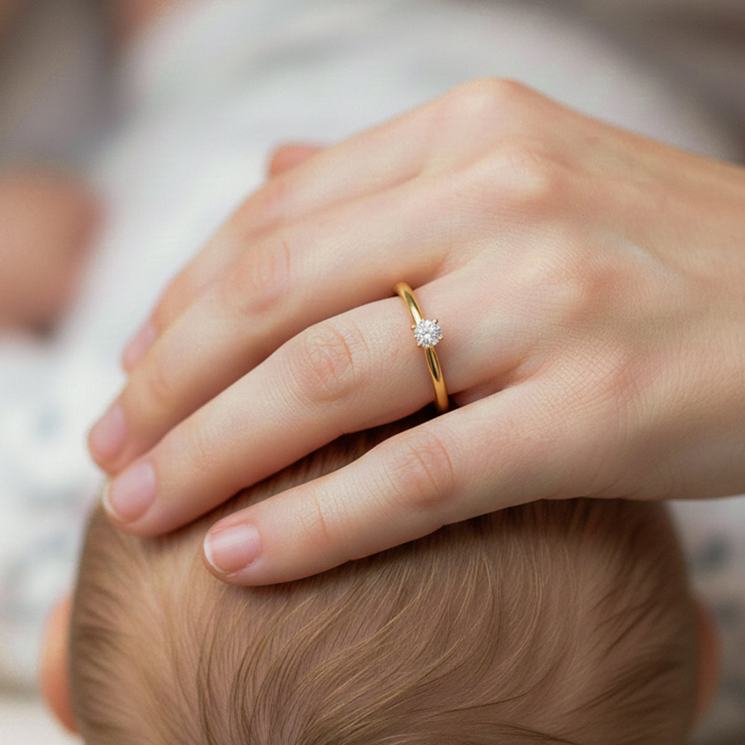 Mano de modelo usando un anillo en oro amarillo de 18 quilates con Moissanite de Joyería Caracas. 