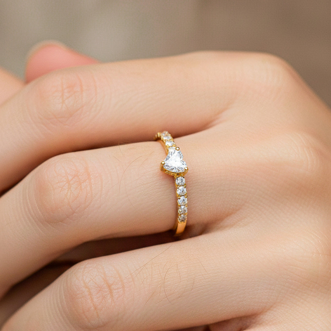 Mano de modelo usando un anillo en oro amarillo de 18 quilates con cristales de Joyería Caracas. 