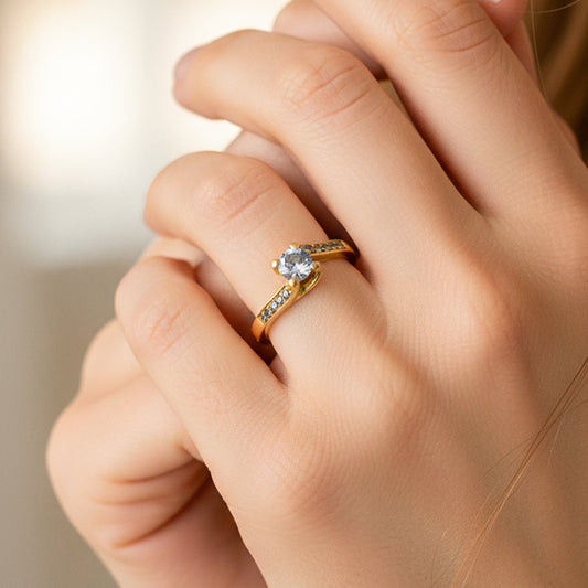 Mano de modelo usando un anillo en oro amarillo de 18 quilates con cristales de Joyería Caracas. 