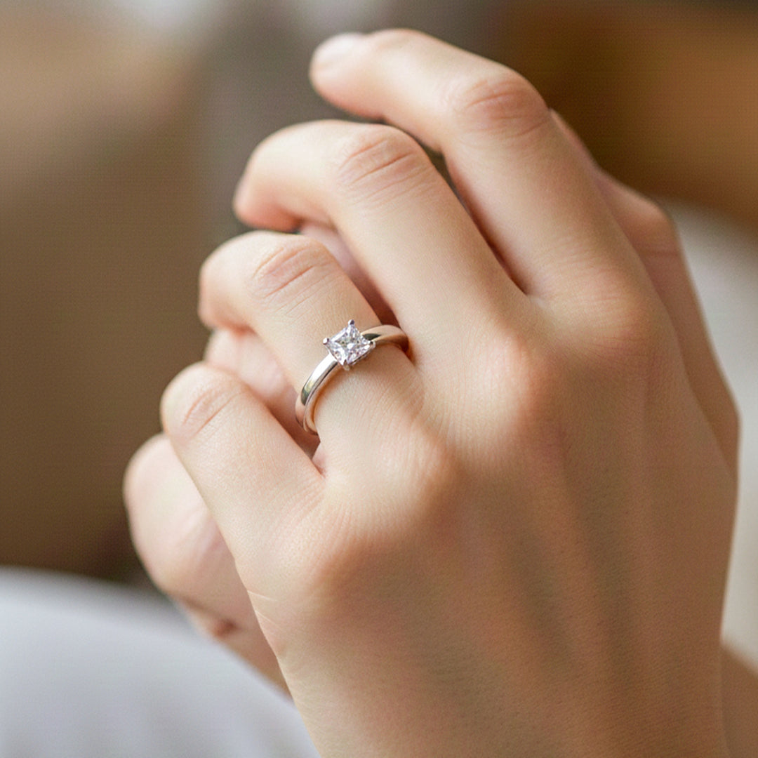 Mano de modelo usando un anillo en oro blanco de 18 quilates con cristales de Joyería Caracas. 