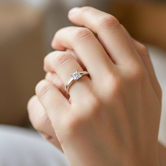 Mano de modelo usando un anillo en oro blanco de 18 quilates con cristales de Joyería Caracas. 