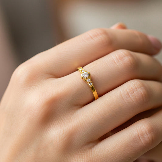 Mano de modelo usando un anillo en oro amarillo de 18 quilates con cristales de Joyería Caracas. 