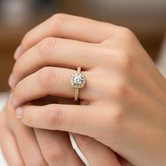 Mano de modelo usando un anillo con forma cuadrada en el centro en oro amarillo de 18 quilates con Diamantes de Joyería Caracas. 