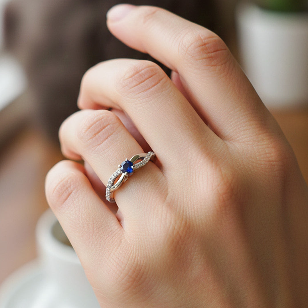 Mano de modelo usando un anillo en oro blanco de 18 quilates con cristales de Joyería Caracas. 