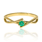 Anillo Crossed Infinity fabricado en oro de 18 quilates con Esmeralda natural, por Joyería Caracas, el cual cuenta con un certificado de calidad y garantía de por vida.