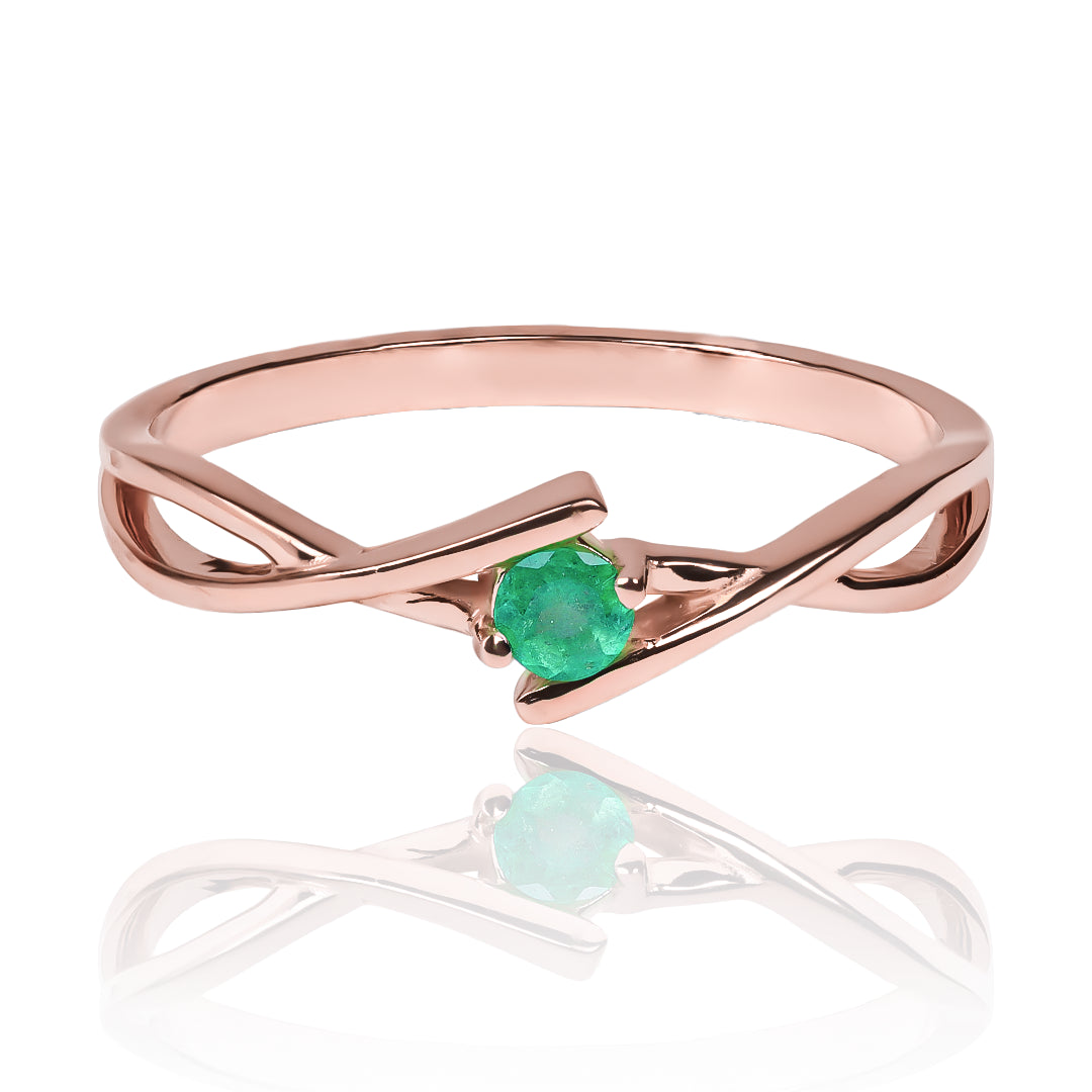 Anillo Crossed Infinity fabricado en oro de 18 quilates con Esmeralda natural, por Joyería Caracas, el cual cuenta con un certificado de calidad y garantía de por vida.