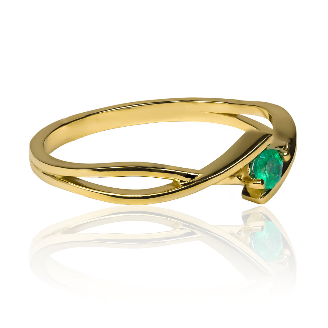 Anillo Crossed Infinity fabricado en oro de 18 quilates con Esmeralda natural, por Joyería Caracas, el cual cuenta con un certificado de calidad y garantía de por vida.