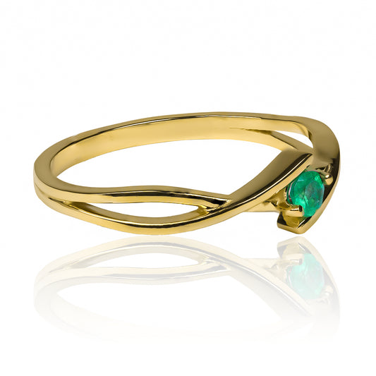 Anillo Crossed Infinity fabricado en oro de 18 quilates con Esmeralda natural, por Joyería Caracas, el cual cuenta con un certificado de calidad y garantía de por vida.