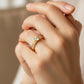Mano de modelo usando un anillo en oro amarillo de 18 quilates con cristales de Joyería Caracas. 