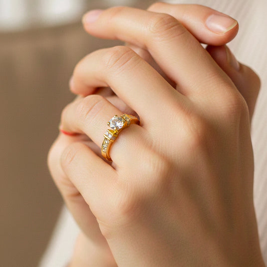 Mano de modelo usando un anillo en oro amarillo de 18 quilates con cristales de Joyería Caracas. 