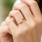 Mano de modelo usando un anillo en oro amarillo de 18 quilates con cristales de Joyería Caracas. 