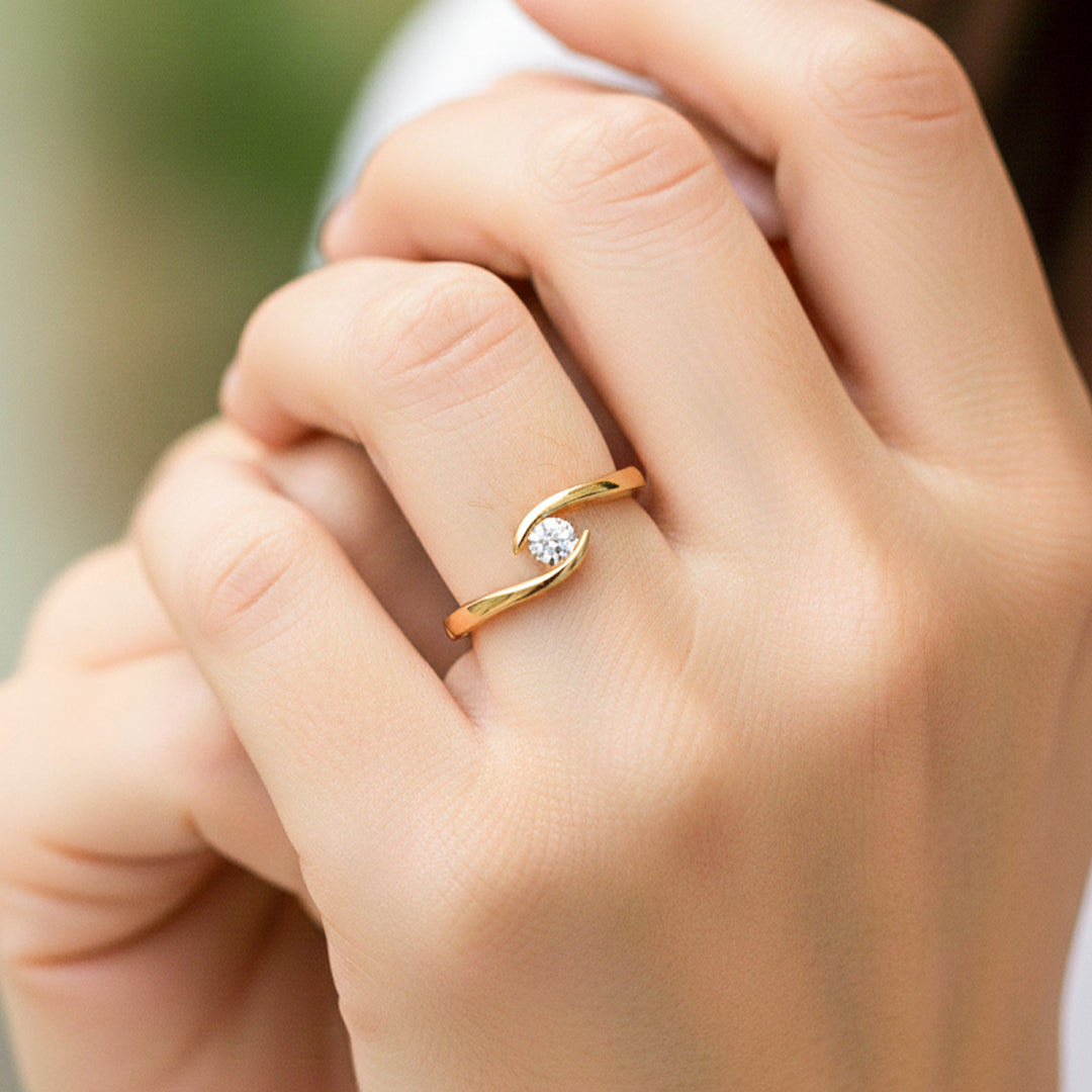 Mano de modelo usando un anillo en oro amarillo de 18 quilates con cristales de Joyería Caracas. 