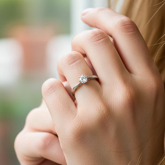 Mano de modelo usando un anillo en oro blanco de 18 quilates con Diamante de Joyería Caracas. 